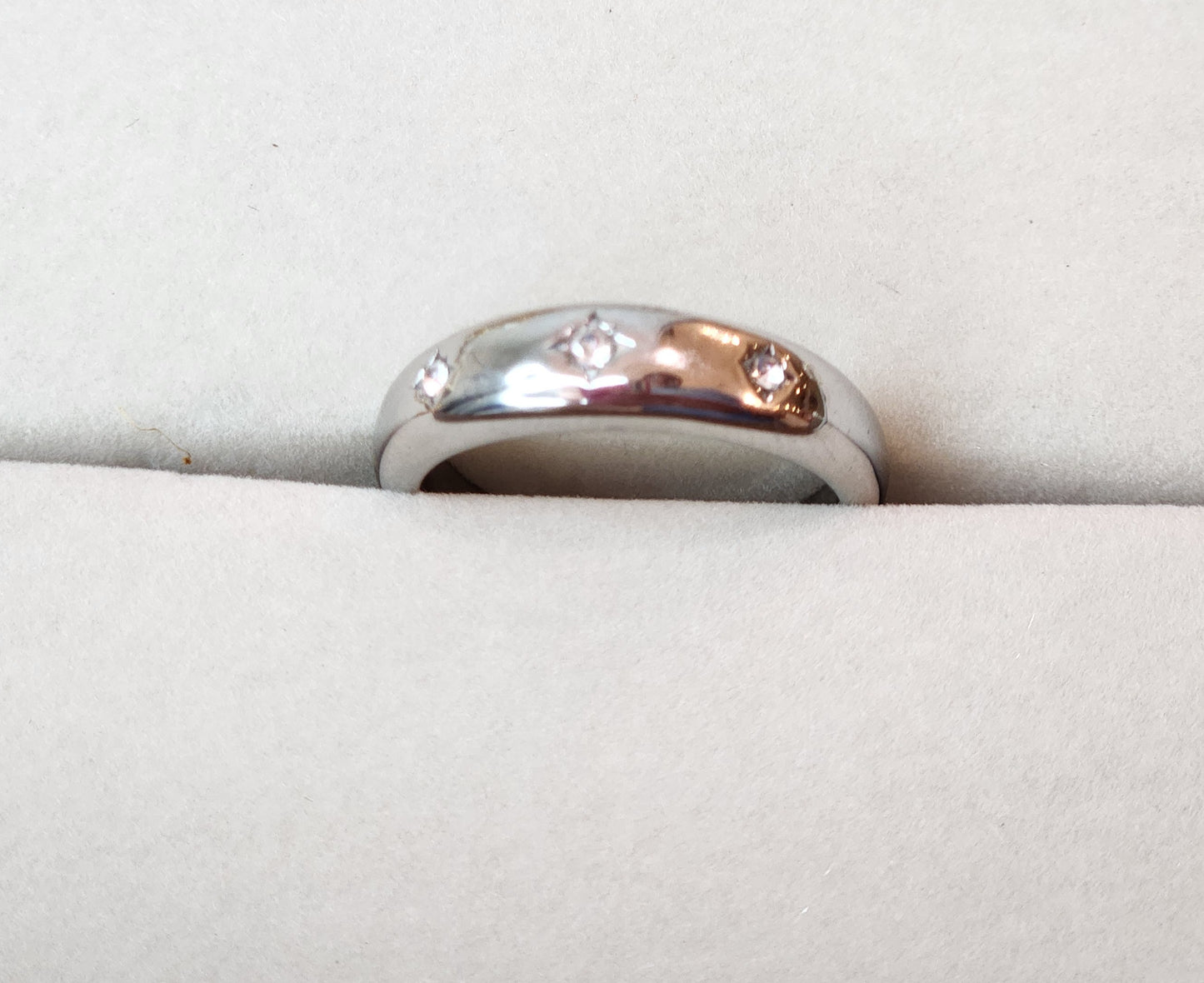 Rounded Band w/ 3 cz